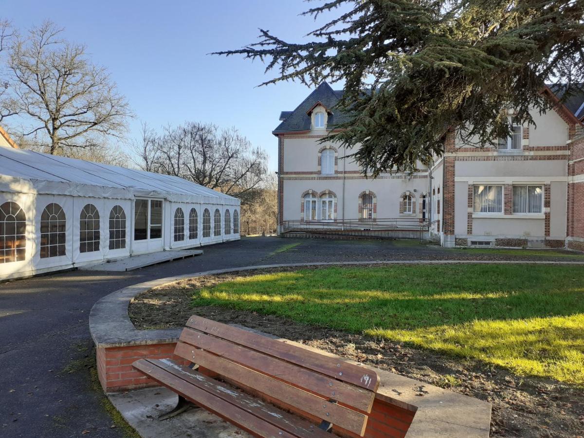 Hotel-Restaurant Domaine De La Grande Garenne Neuvy-sur-Barangeon Exterior foto