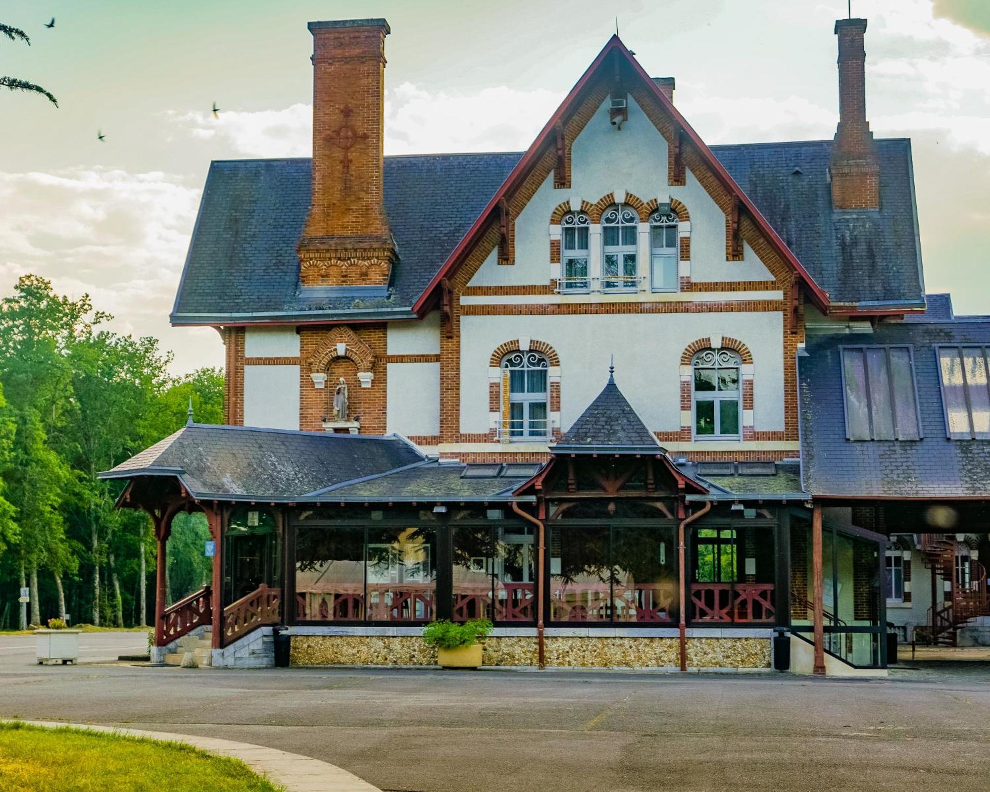 Hotel-Restaurant Domaine De La Grande Garenne Neuvy-sur-Barangeon Exterior foto