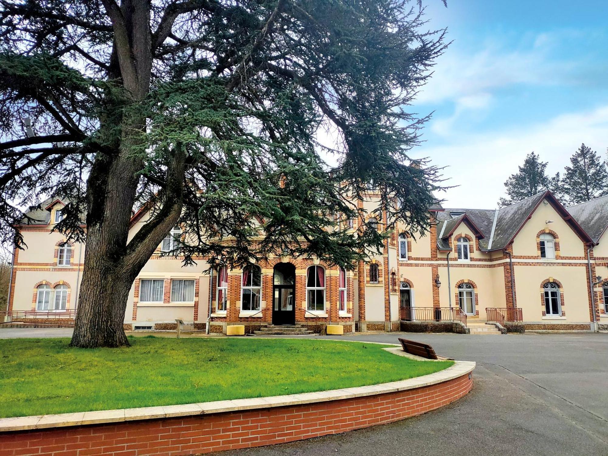 Hotel-Restaurant Domaine De La Grande Garenne Neuvy-sur-Barangeon Exterior foto