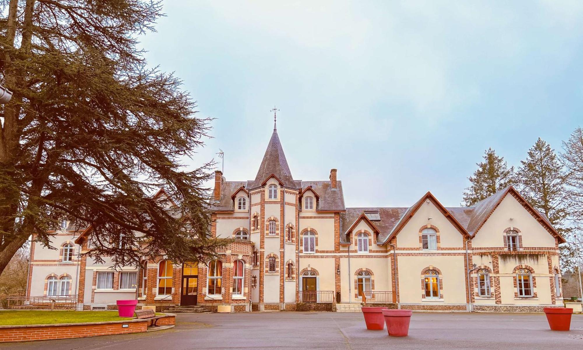 Hotel-Restaurant Domaine De La Grande Garenne Neuvy-sur-Barangeon Exterior foto